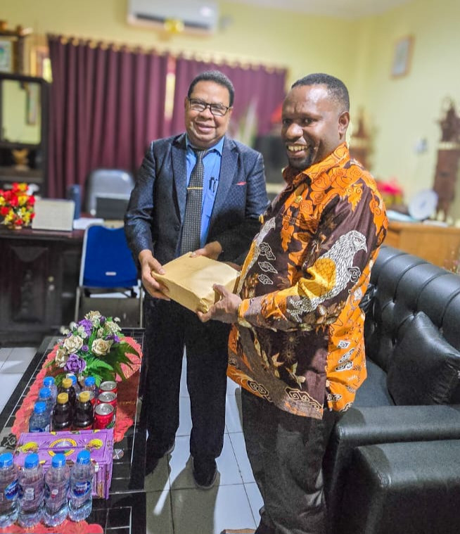Wakil Bupati Yahukimo Serahkan Bantuan untuk Peresmian Kantor Sinode GKI di Tanah Papua
